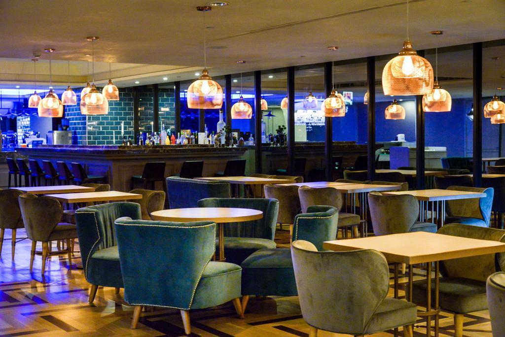 Fx Hotel Тайнан Екстериор снимка