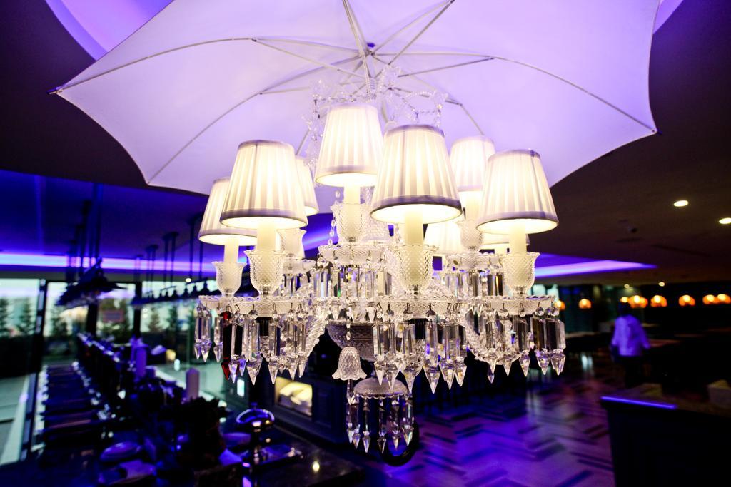 Fx Hotel Тайнан Екстериор снимка