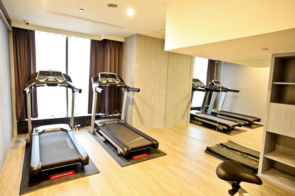 Fx Hotel Тайнан Екстериор снимка