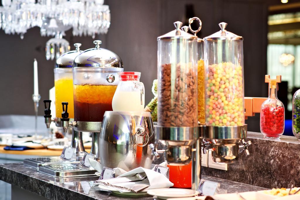 Fx Hotel Тайнан Екстериор снимка