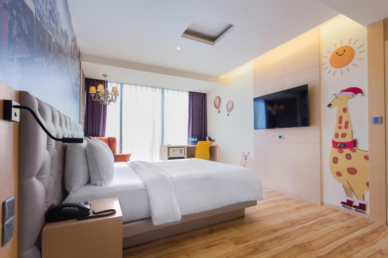 Fx Hotel Тайнан Екстериор снимка
